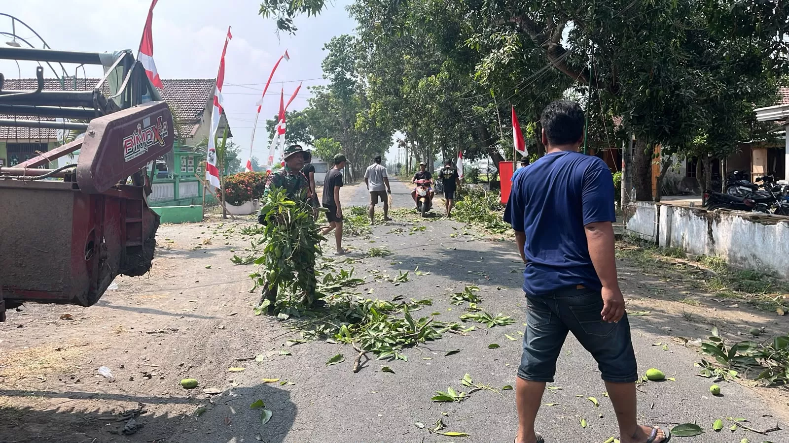 Serka Yudi Bantu Warga Bersihkan Jalan Tertutup Pohon di Desa Jatiwates