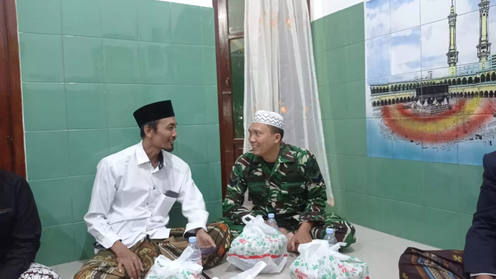 Babinsa Jogoroto Lakukan Komsos dengan Petani dan Tokoh Masyarakat