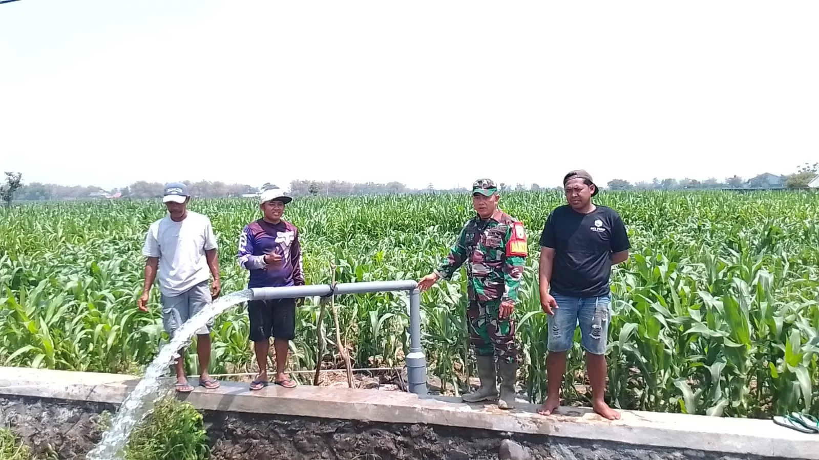 Babinsa dan Warga Grobogan Bangun Sumur Bor Irigasi