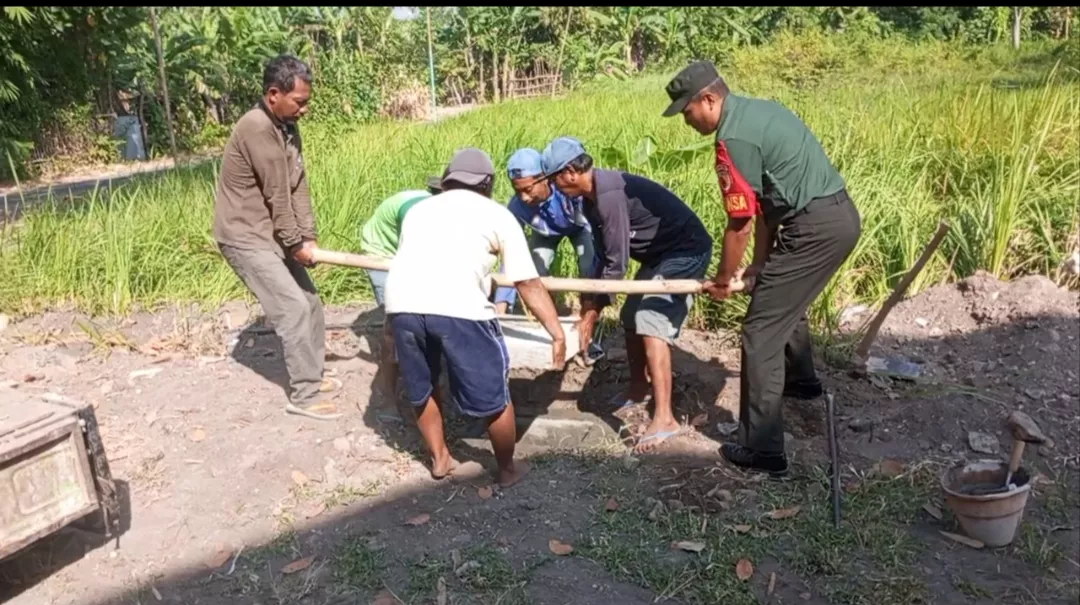 Babinsa Koramil Jombang Gotong-Royong Bangun Saluran Irigasi di Desa Plandi