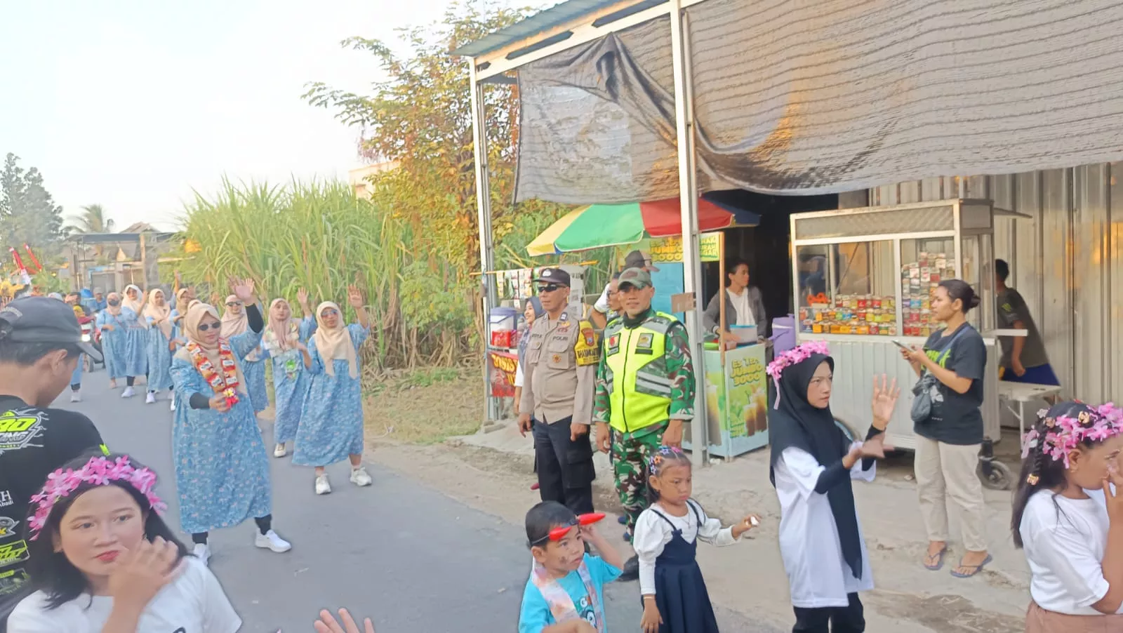 Koramil dan Polsek Sumobito Amankan Carnival Desa Segodorejo