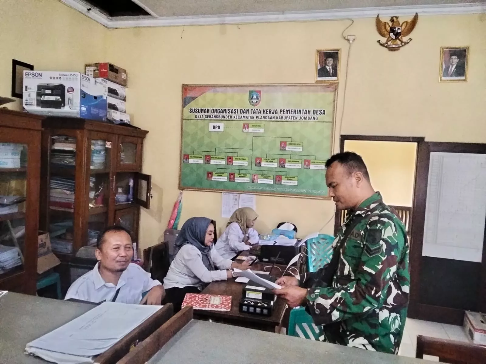 Babinsa Koramil Plandaan Sambang Perangkat Desa Gebangbunder