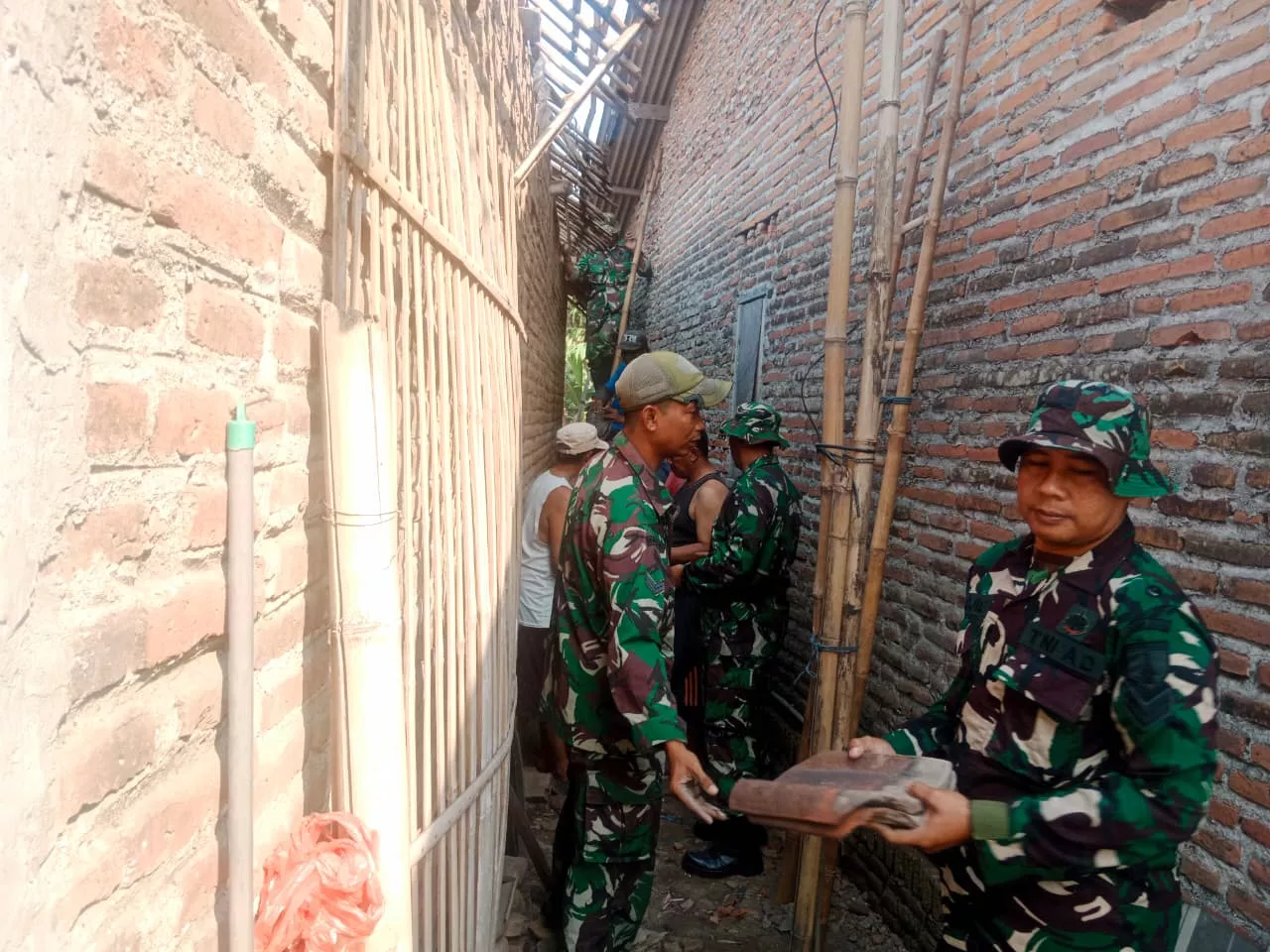 Babinsa Koramil Sumobito Bantu Bongkar Rumah Warga Desa Nglele