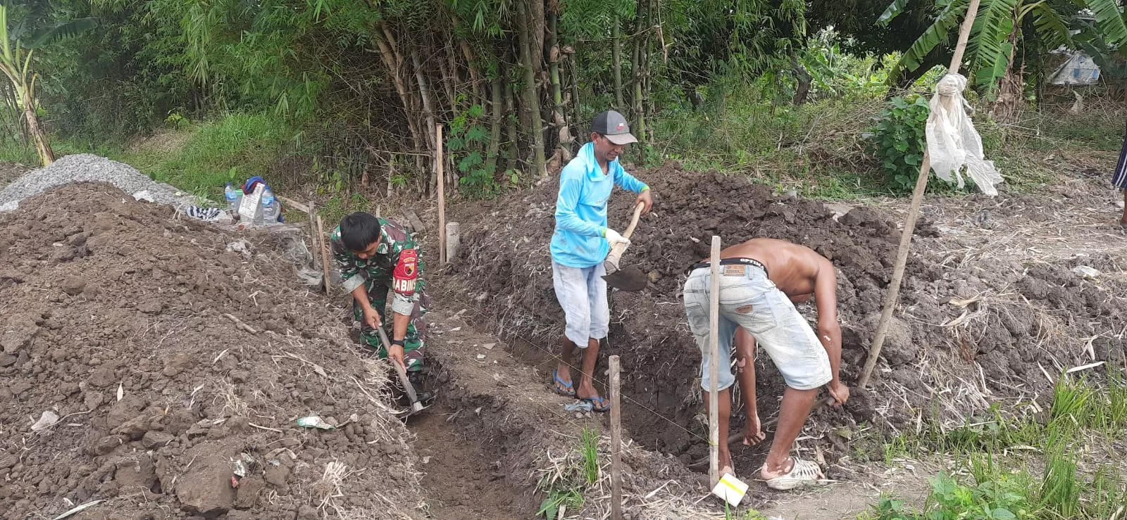 Babinsa dan Petani Tembelang Kerja Bakti Bangun Saluran Air