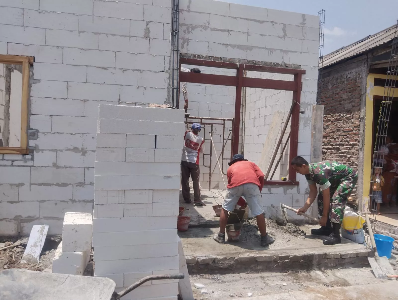 Babinsa Koramil Ploso Bantu Renovasi Rumah Warga Desa Losari