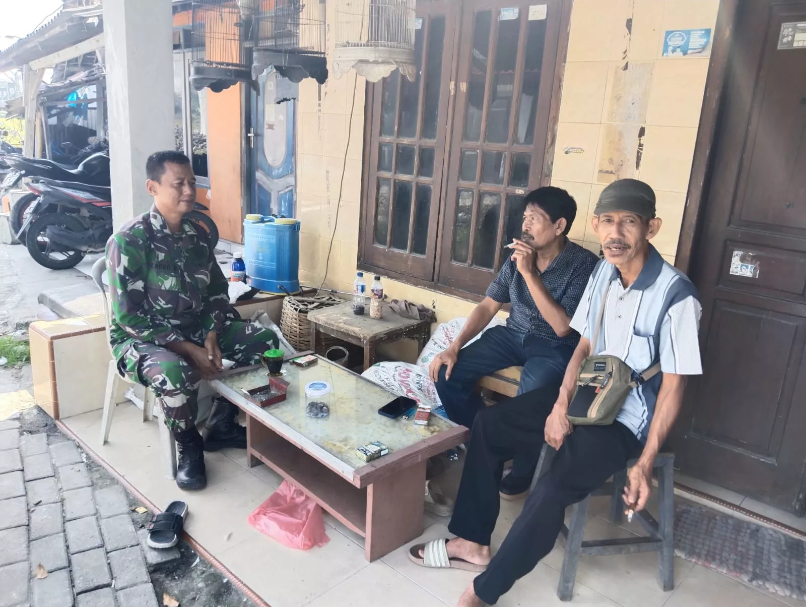 Babinsa Koramil Ploso Intensifkan Komsos dengan Warga Losari