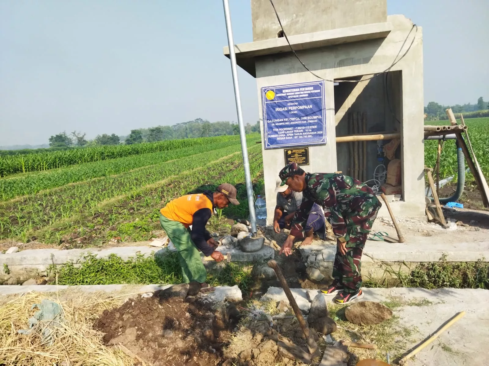 Babinsa dan Warga Jogoroto Gotong Royong Perbaiki Saluran Irigasi
