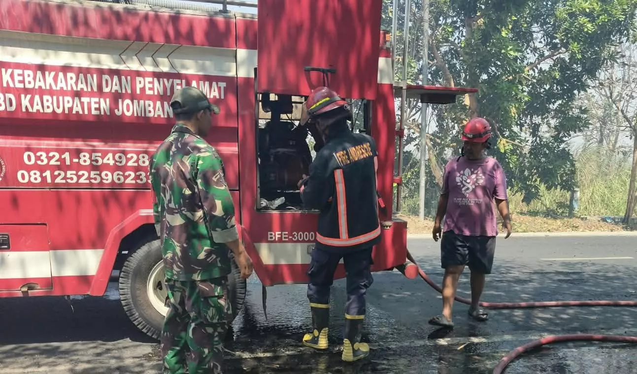 Babinsa Tembelang Bantu Damkar Padamkan Kebakaran Lahan Talun Kidul