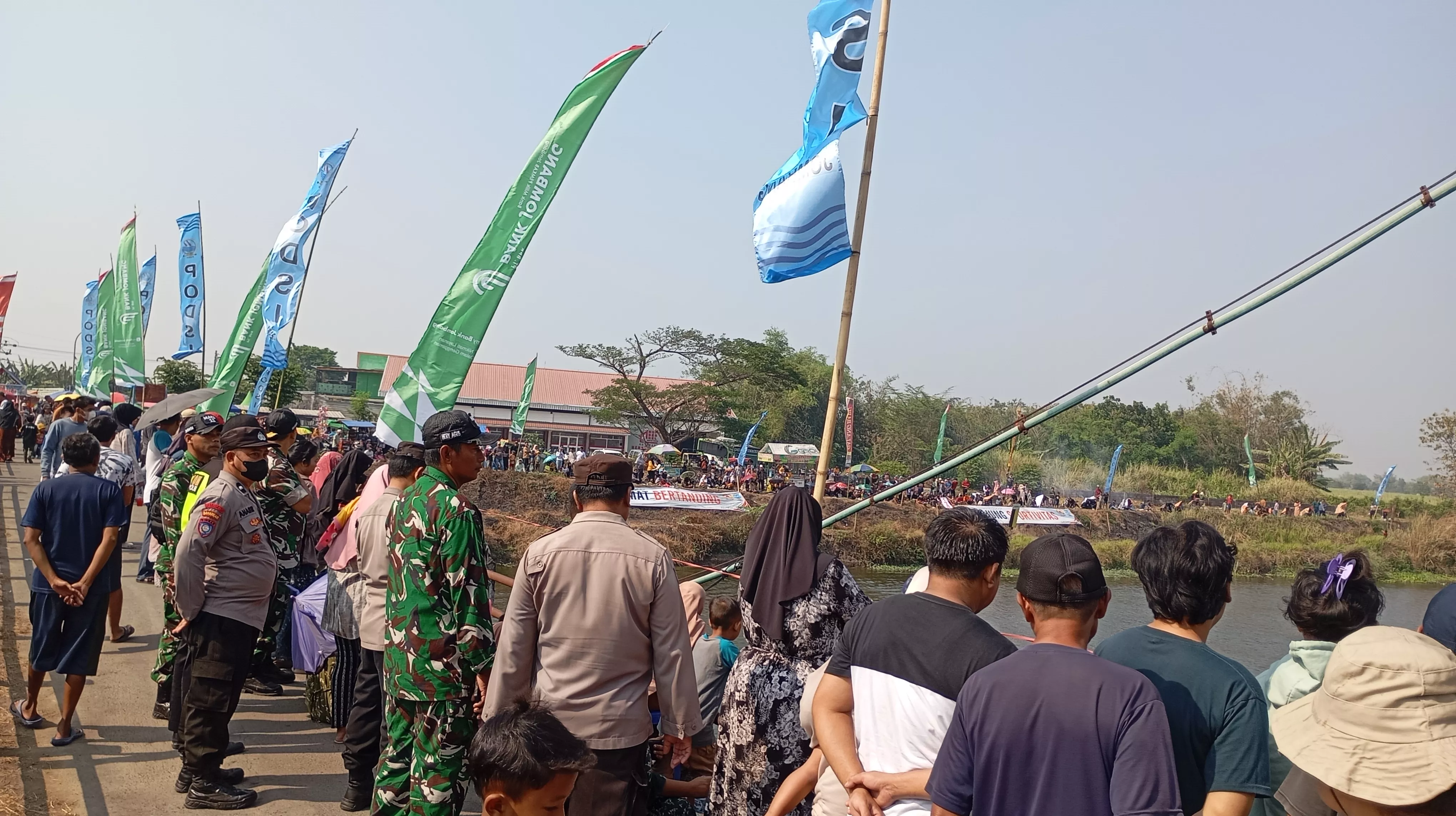 Babinsa Sumobito Pantau Lomba Perahu Dayung di Desa Madiopuro