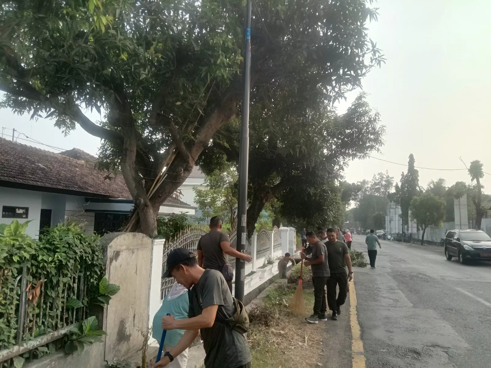 Babinsa Tembelang dan Warga Kalikejambon Gelar Karya Bakti Bersih Lingkungan