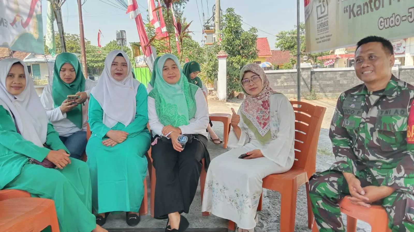 Babinsa Koramil Gudo Intensifkan Komsos dengan Warga Plumbongambang