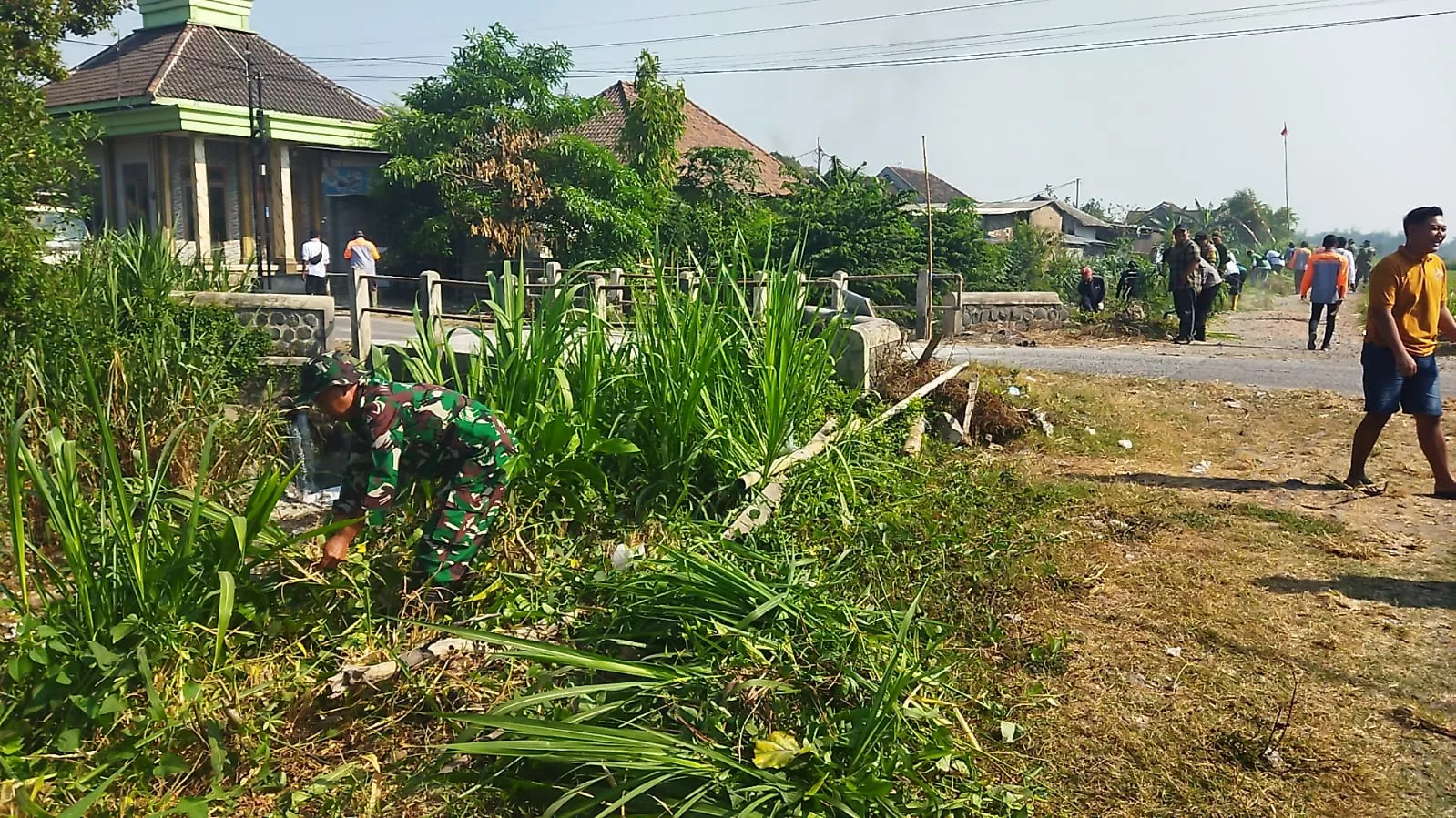 Babinsa Koramil Jogoroto Gelar Karya Bakti di Desa Alang-Alang Caruban