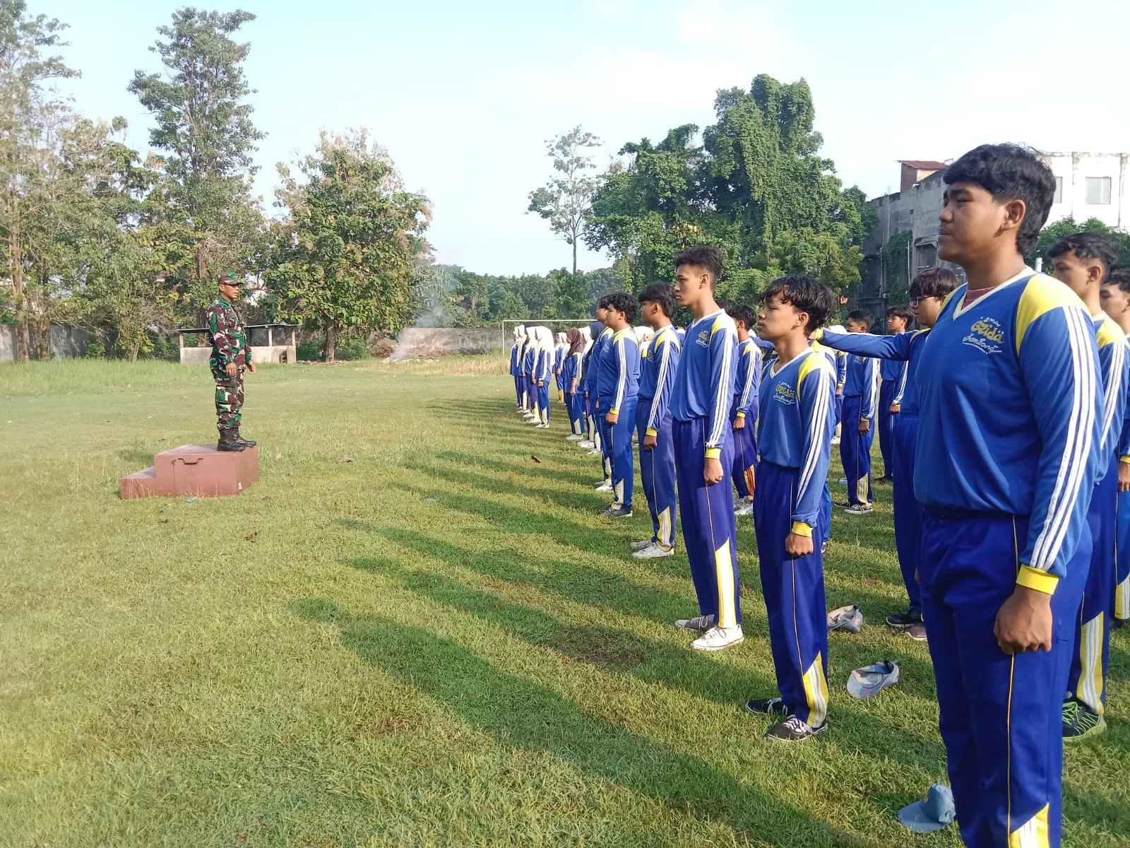 Babinsa Jombang Beri Pembekalan Kedisiplinan Pelajar Baru