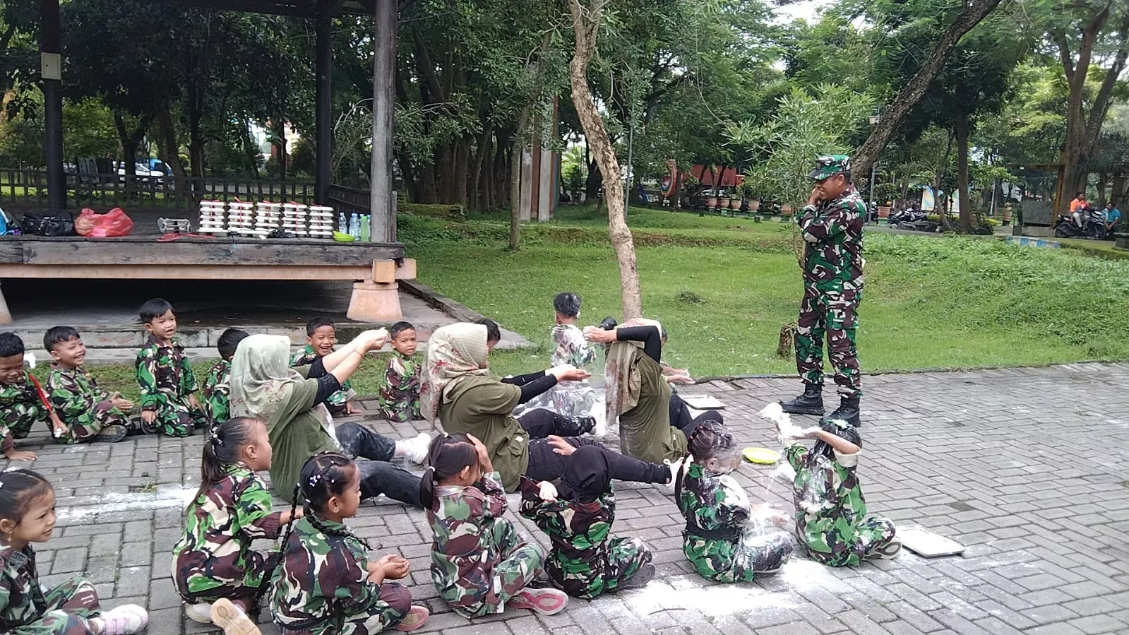 Babinsa Peterongan Ajak Siswa TK Kartika Kenal Nilai Kebangsaan