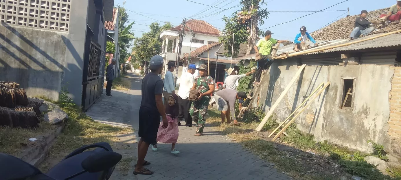 Babinsa Diwek Bantu Perbaikan Rumah Warga Desa Keras