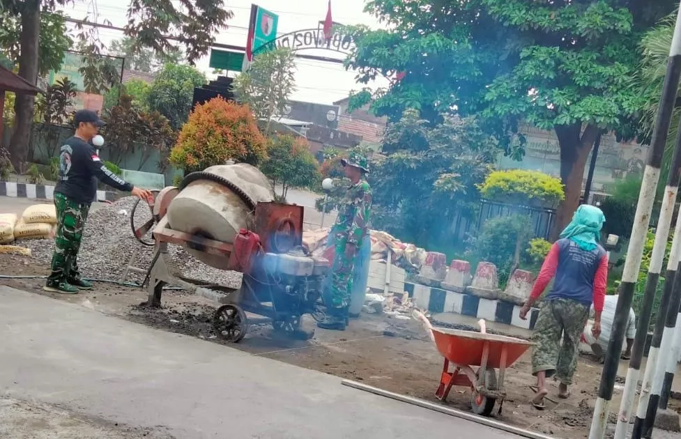 Koramil Diwek Gelar Karya Bakti Bersihkan Lingkungan Makoramil