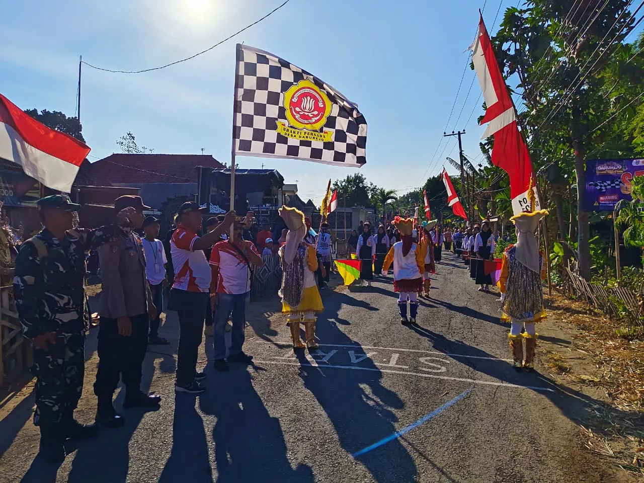 Babinsa Koramil Plandaan Amankan Karnaval Desa Darurejo