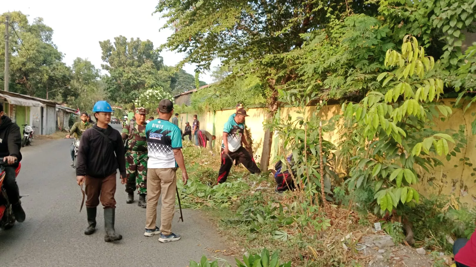 Babinsa dan Warga Kerja Bakti Bersihkan Lingkungan di Desa Cukir