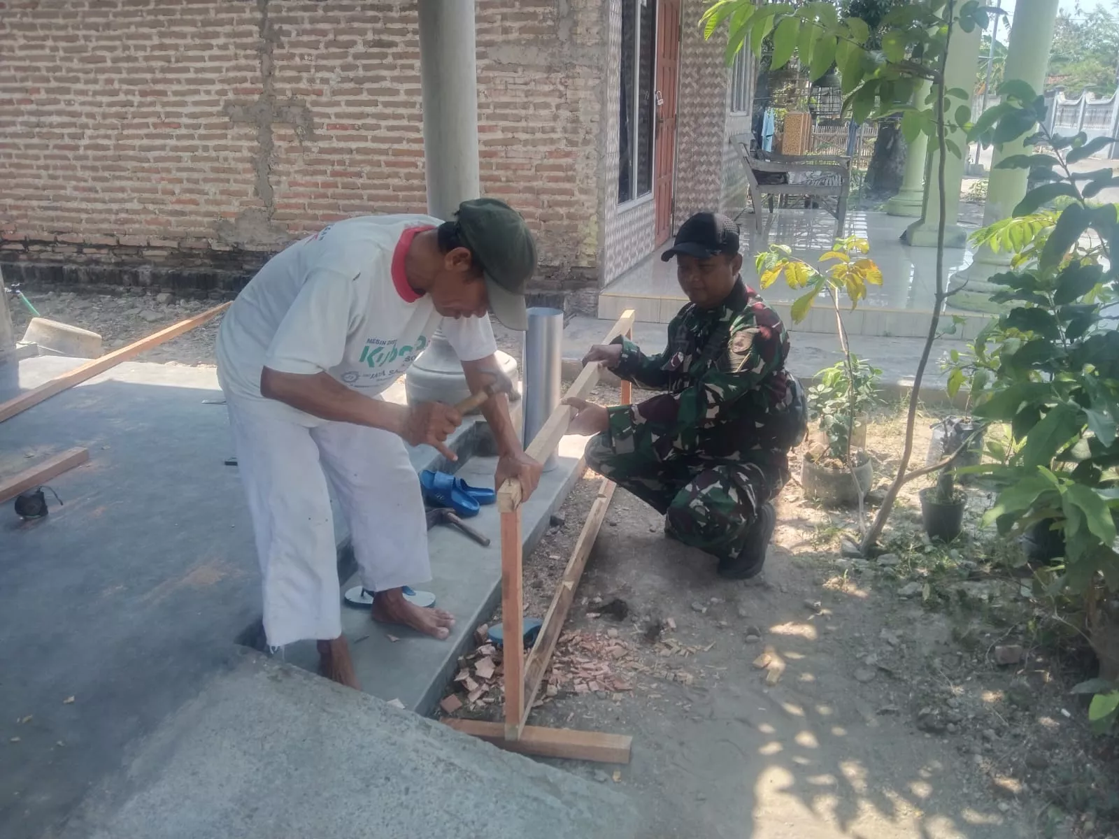 Babinsa Peterongan Intensifkan Komunikasi Sosial di Desa Peterongan