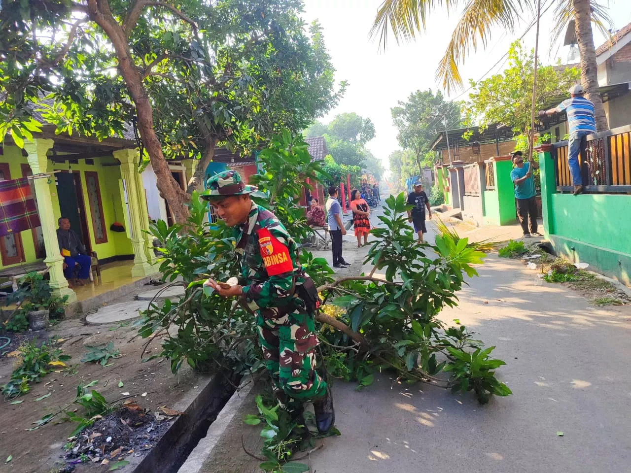 Babinsa dan Warga Sukomulyo Gelar Karya Bakti Bersihkan Desa