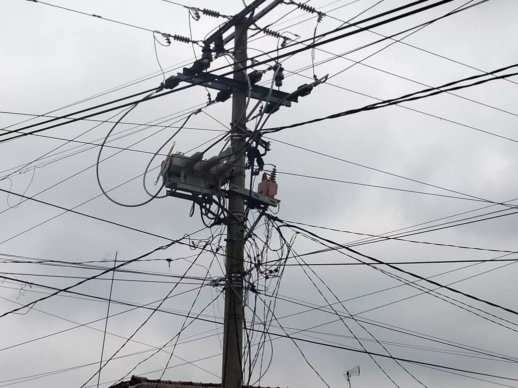 ‎PLN Bongkar Fakta: Semua Kabel Provider di Tiang Tembilahan Tak Berizin  ‎