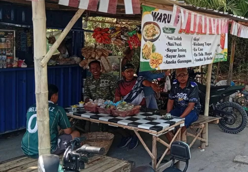 Babinsa Koramil Ploso Intensifkan Komsos dengan Warga Jatigendong