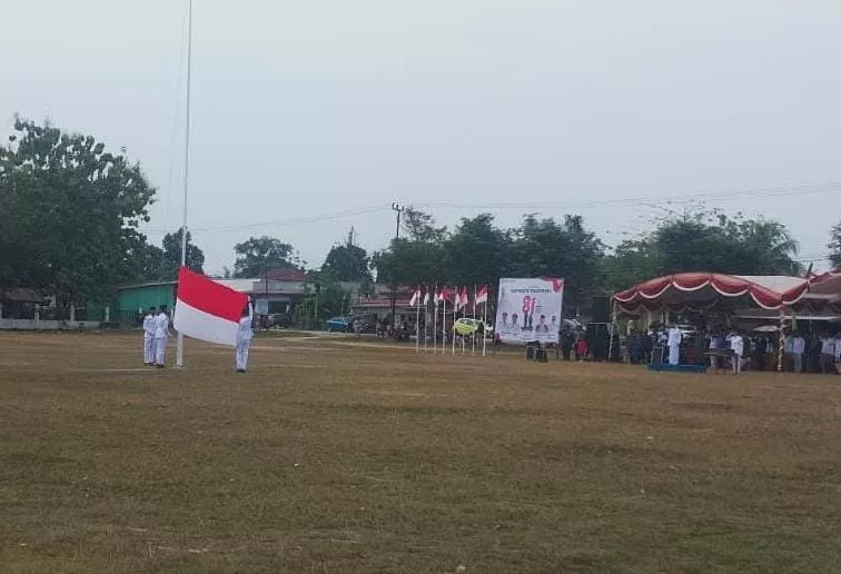 Upacara HUT ke-81 RI di Rengat Barat Berlangsung Khidmat, Camat Pimpin Langsung