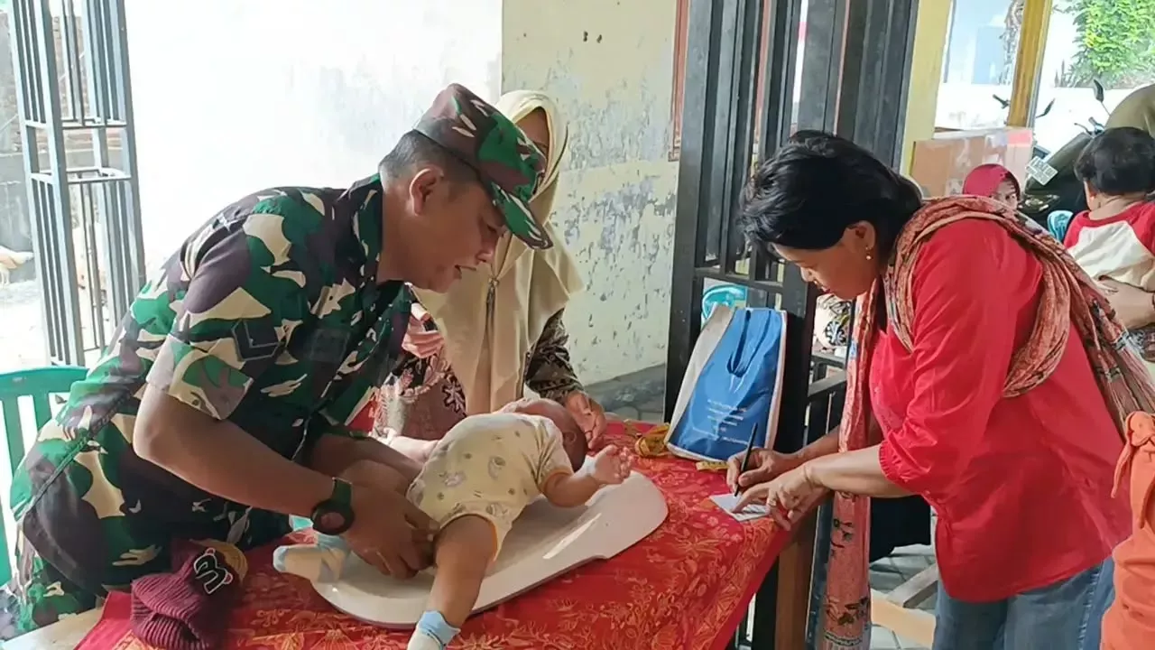 Babinsa Mojowarno Hadiri Posyandu Balita di Desa Mojojejer