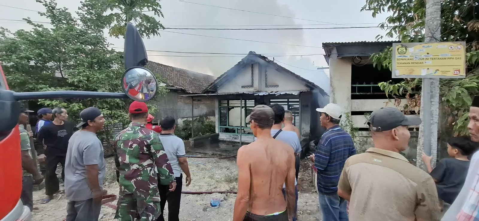 Serda Adi Kurnia Bantu Padamkan Kebakaran Rumah Warga Jombang