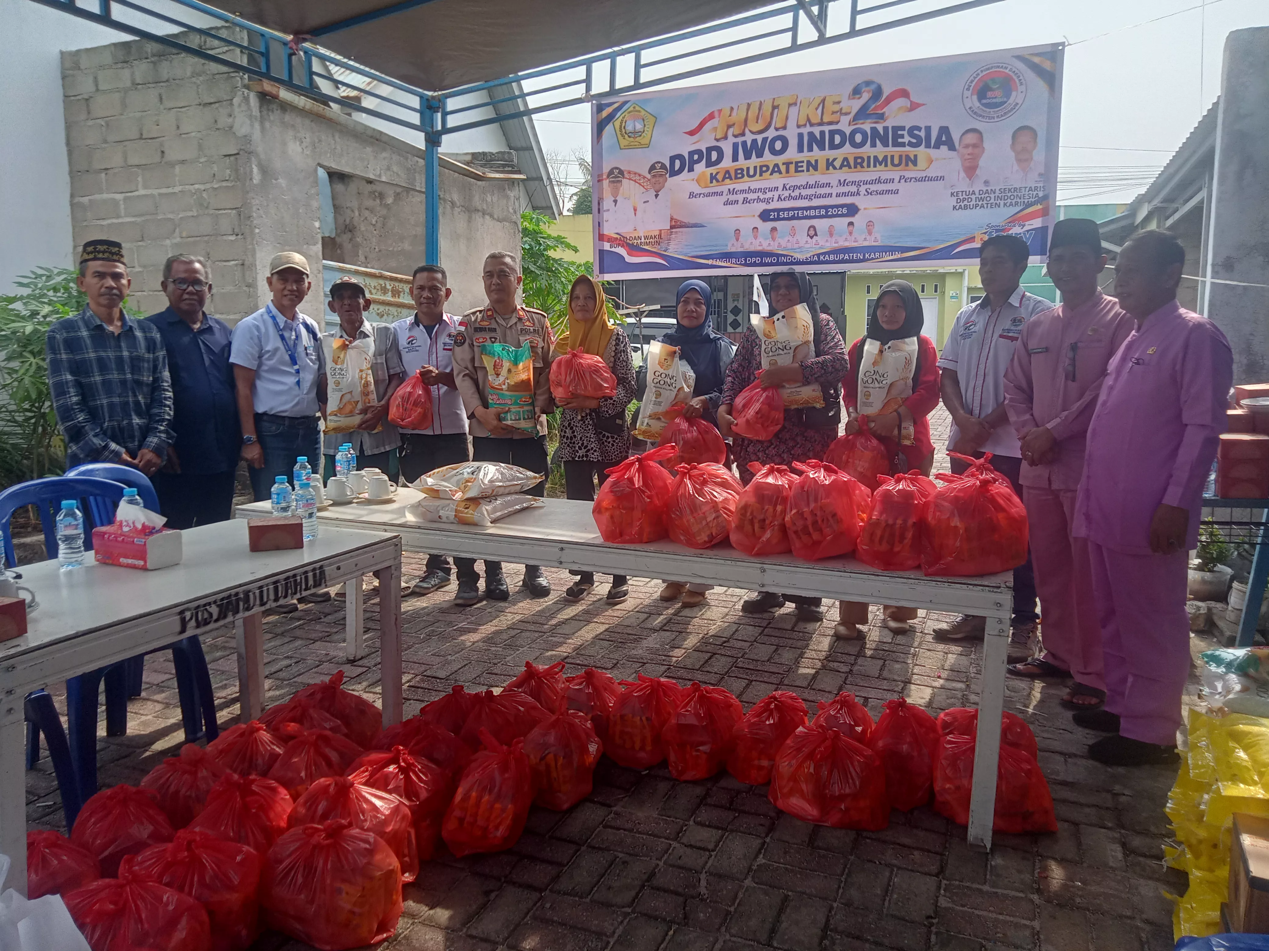 DPD IWOI Karimun Bagikan 100 Paket Sembako di HUT ke-2
