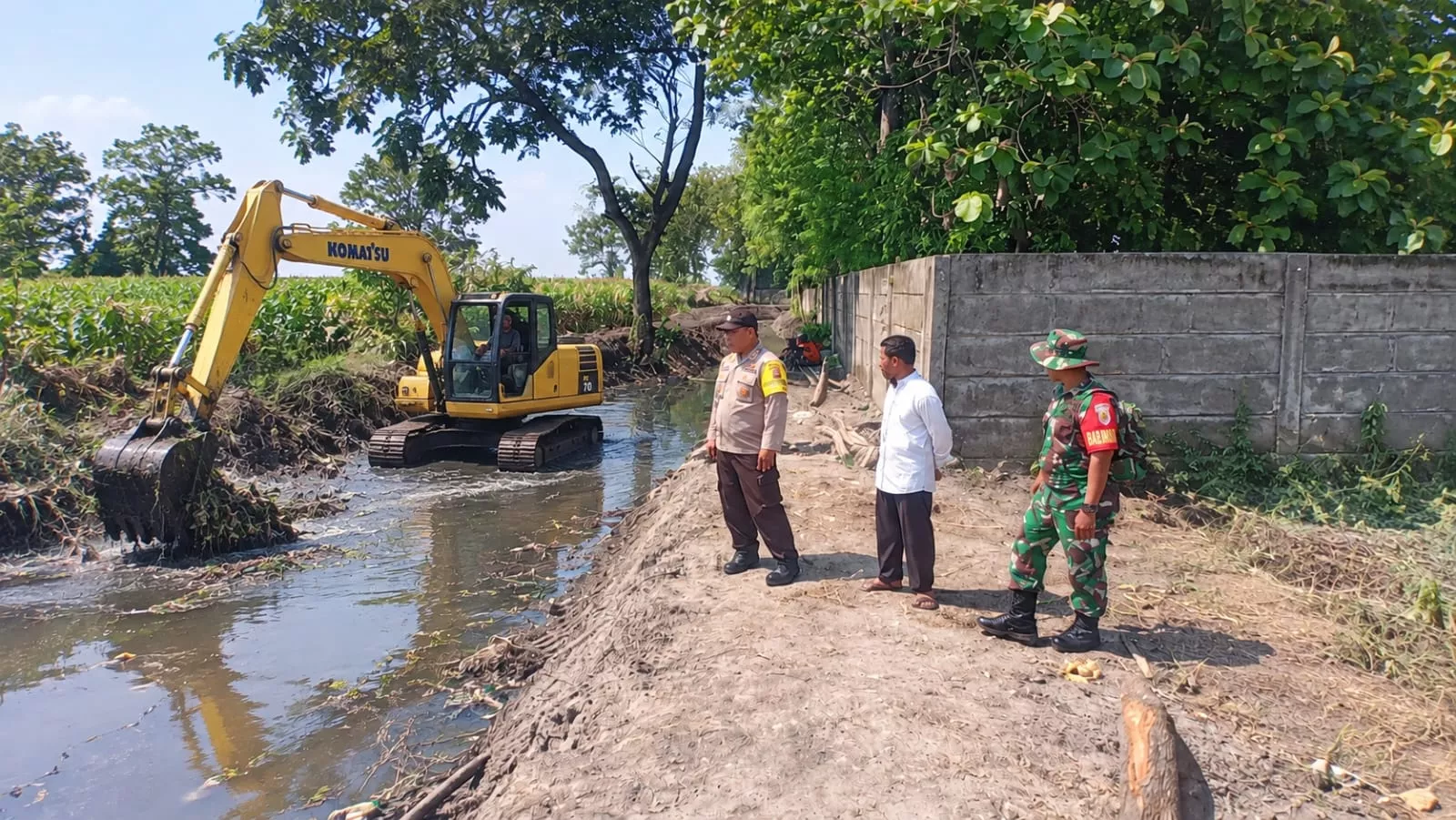 Antisipasi Banjir, Babinsa Dampingi Normalisasi Sungai di Jombang