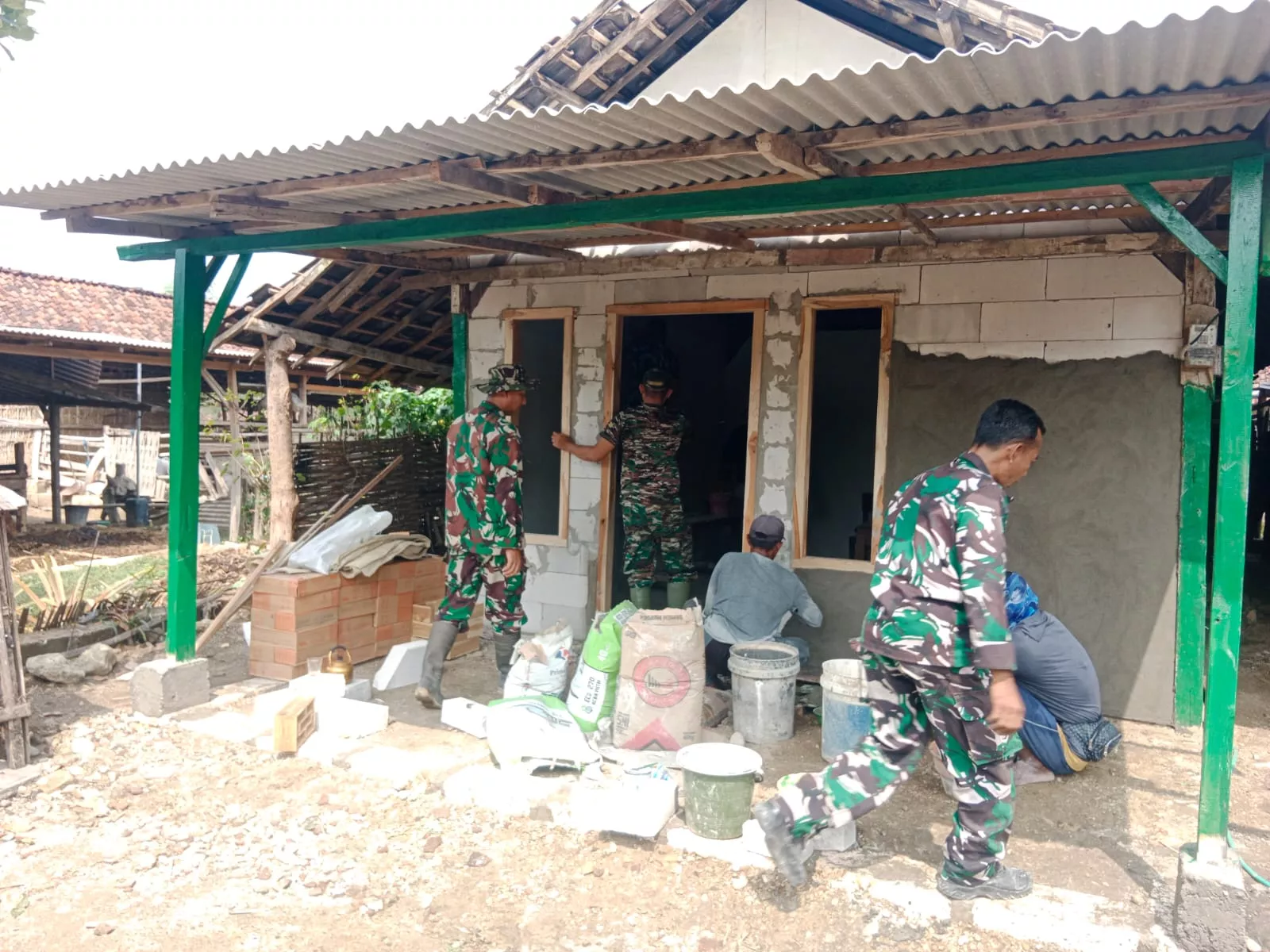 Satgas TMMD ke-130 Beri Layanan Kesehatan Gratis di Desa Klitih Jombang