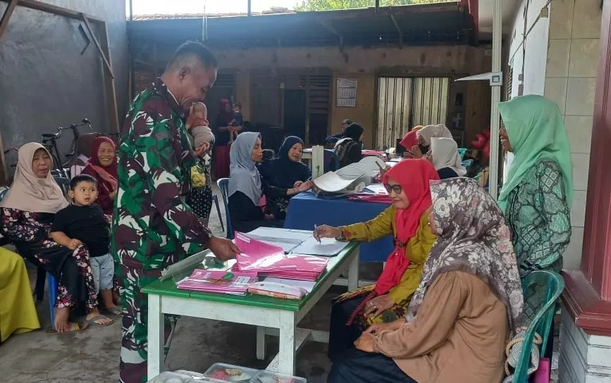 Babinsa Koramil Diwek Hadiri Posyandu Balita di Desa Cukir