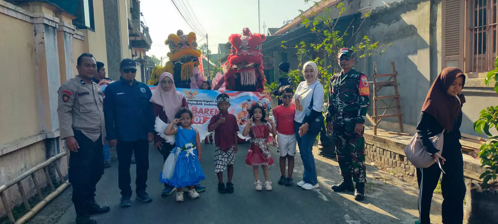 Babinsa Koramil Gudo Amankan Jalan Sehat di Desa Pesanggarahan