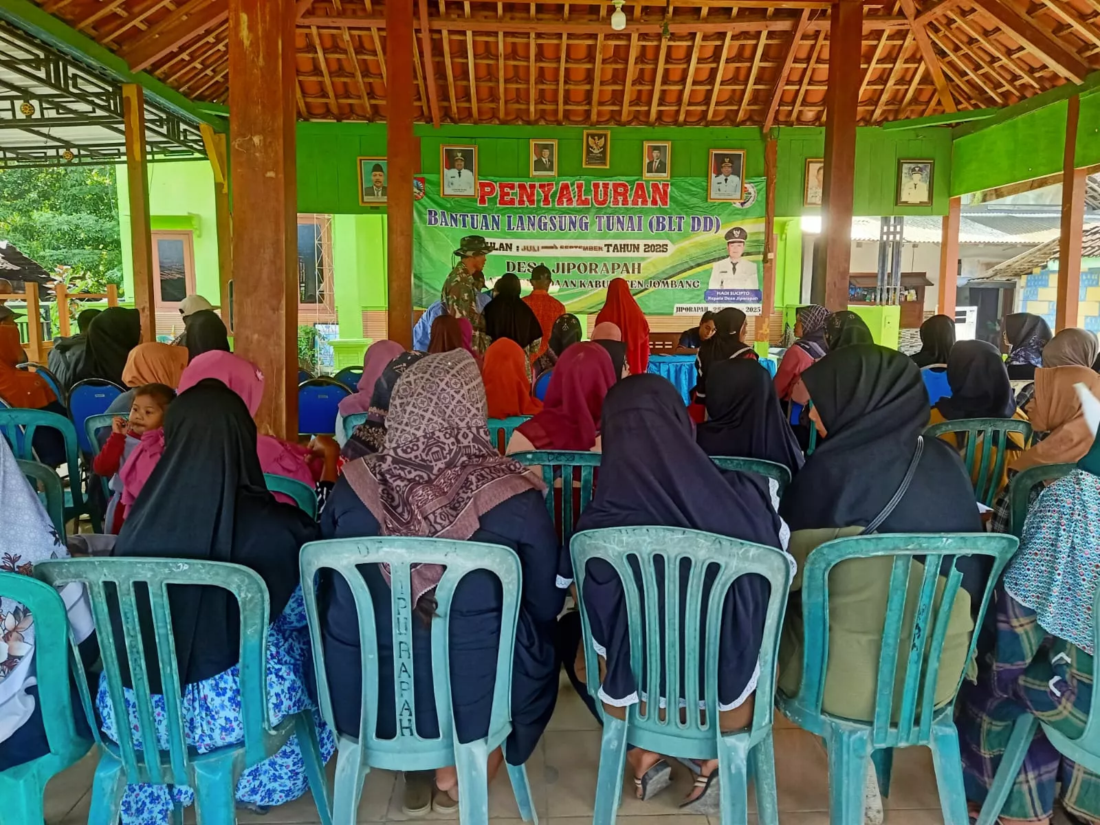 Babinsa Plandaan Awasi Penyaluran BLT-DD di Desa Jiporapah
