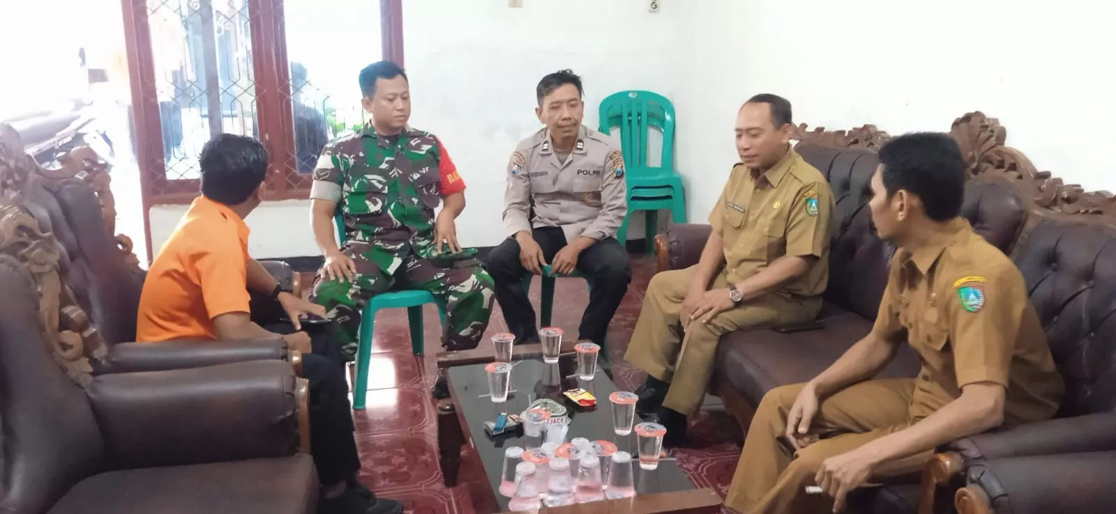 Babinsa Megaluh dan Tiga Pilar Gelar Komsos di Balai Desa