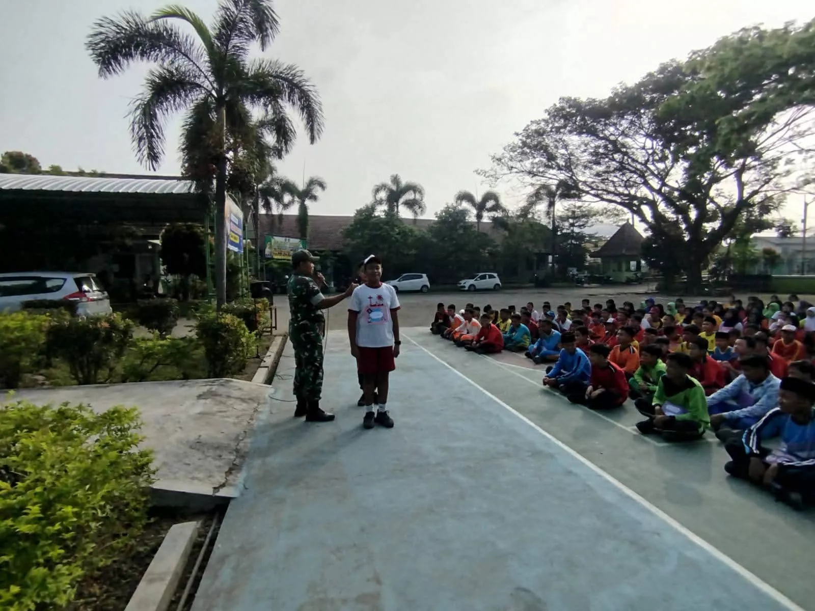 Babinsa Mojowarno Latih PBB di SMPN 1 Mojowarno