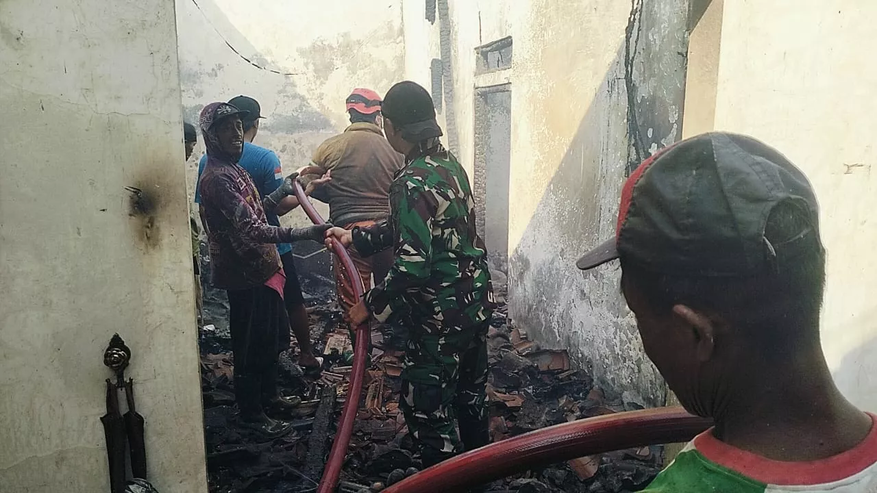 Dua Rumah di Wonokerto Jombang Terbakar, Warga dan Petugas Padamkan Api