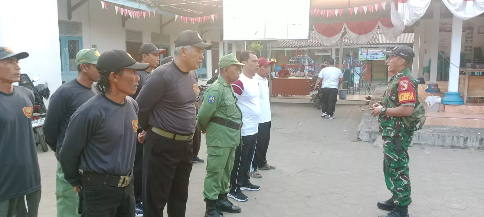 Babinsa Koramil Mojowarno Bekali Anggota Linmas Desa Penggaron