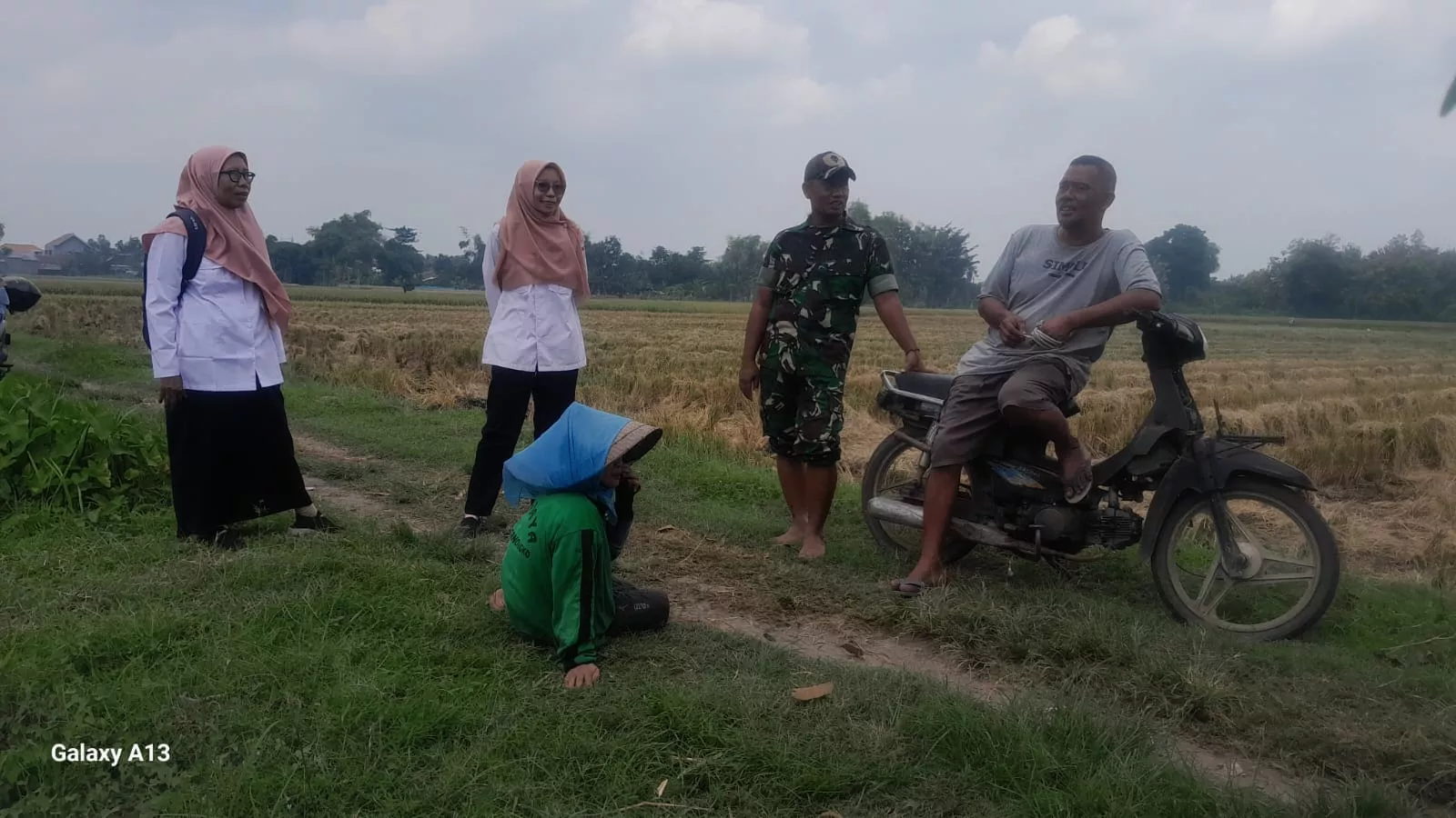 Babinsa Koramil Peterongan Dampingi Petani Desa Tanjung Gunung