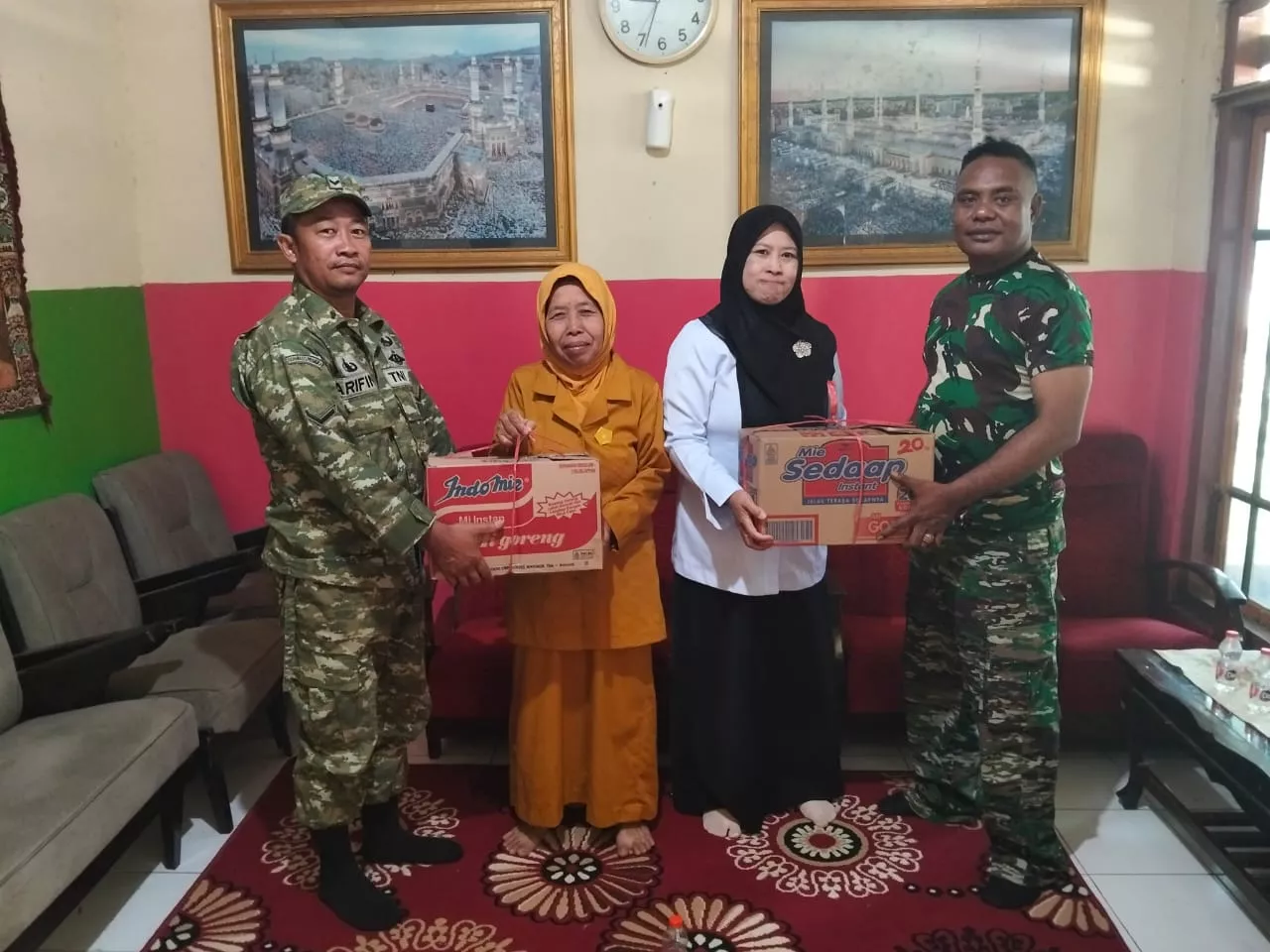 Babinsa Gudo Dampingi Penyaluran Santunan di Wangkalkepuh