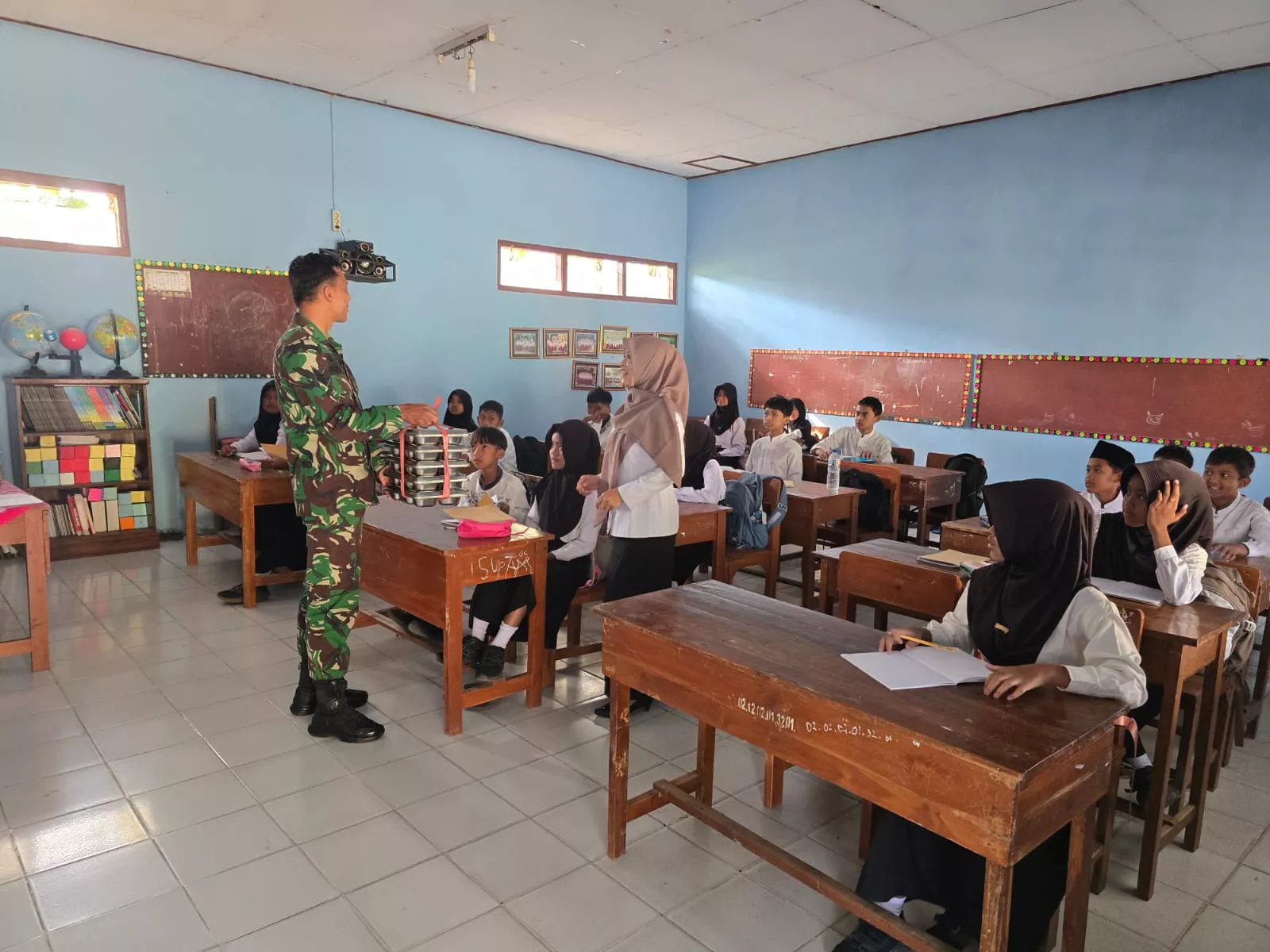 Babinsa Koramil Plandaan Dampingi Penyaluran Makan Bergizi Gratis