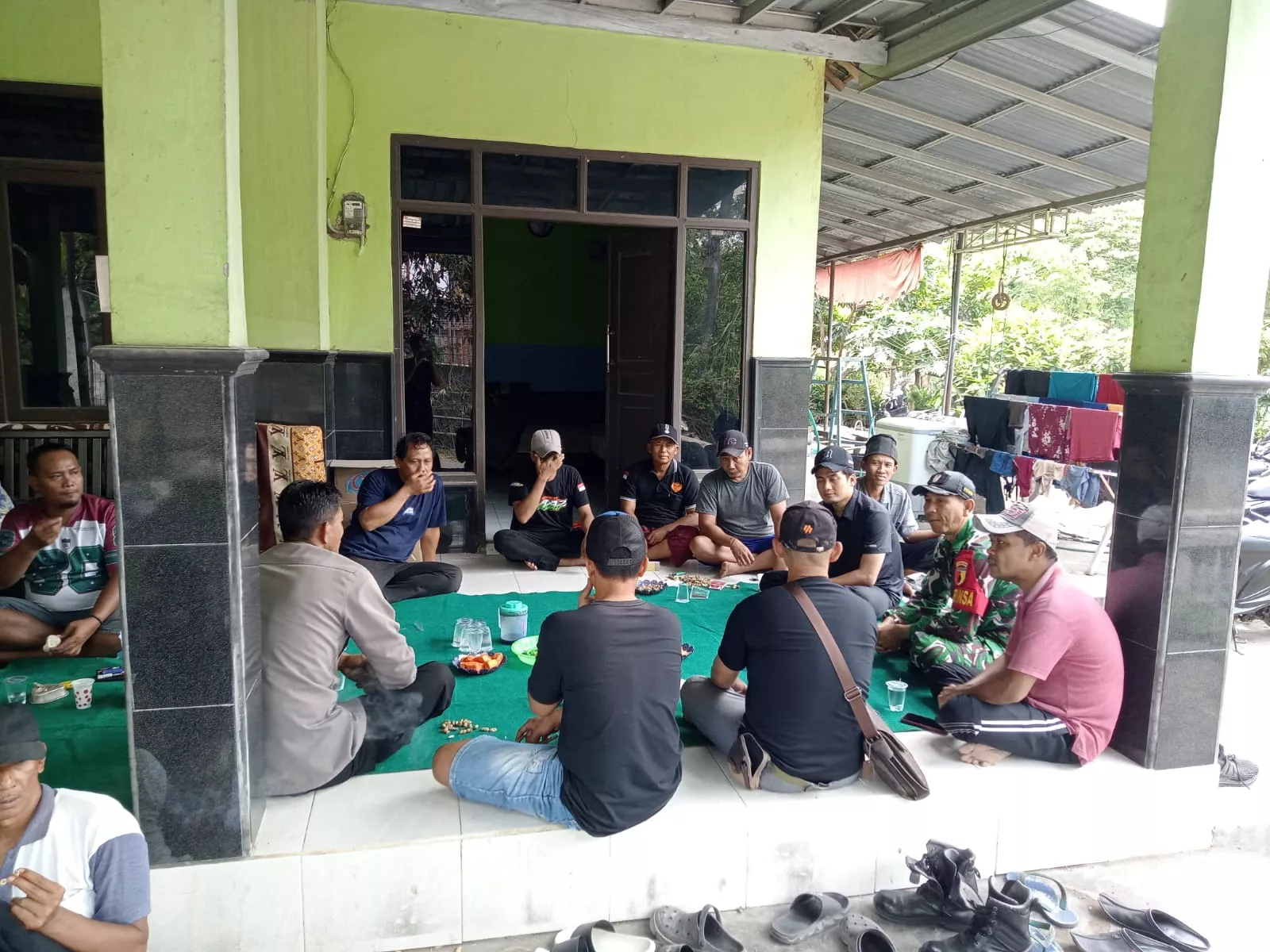 Babinsa Koramil Perak Intensifkan Komsos dengan Petani di Bandarkedungmulyo