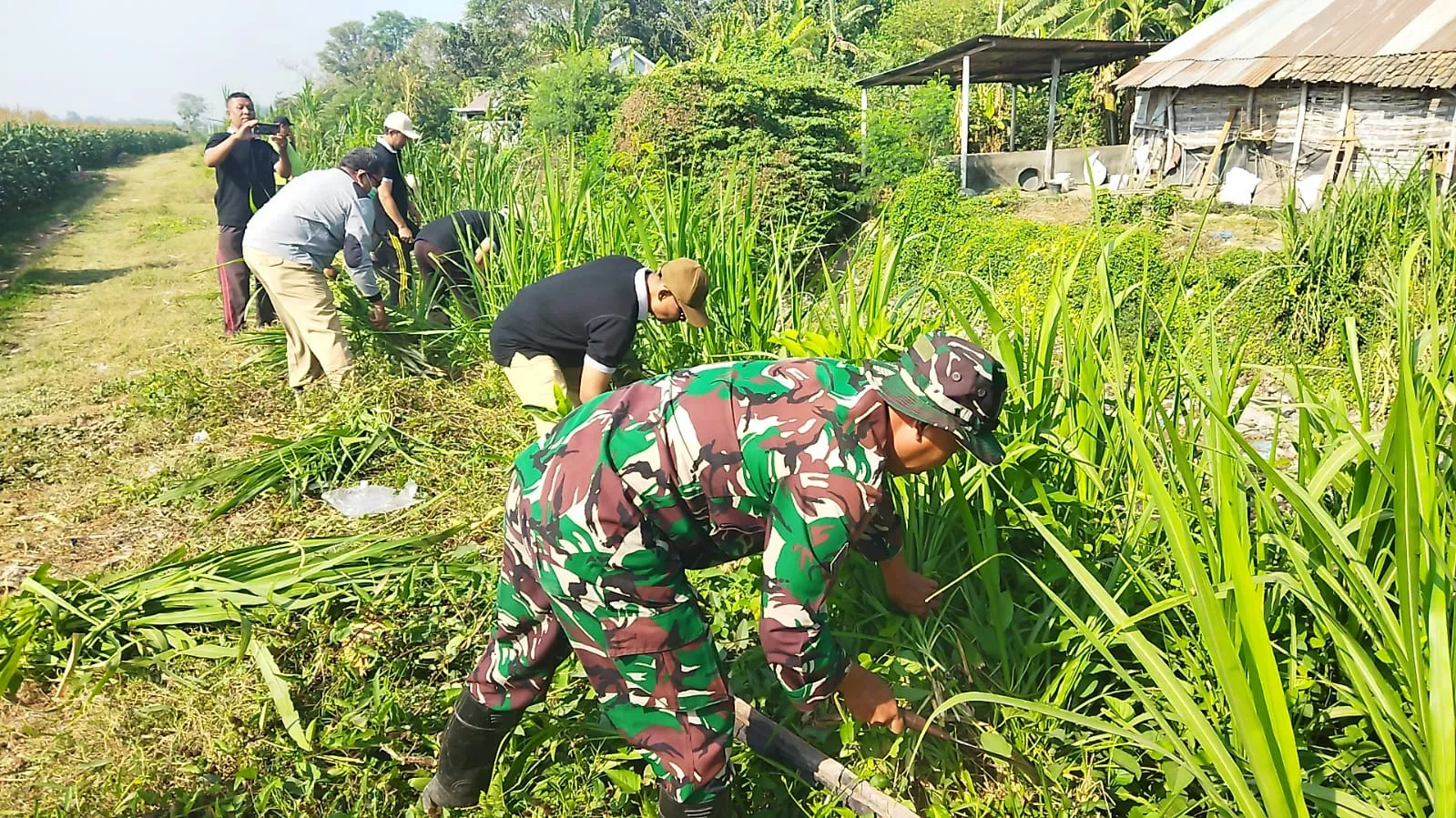 Babinsa dan Warga Ngumpul Gelar Karya Bakti Bersihkan Desa