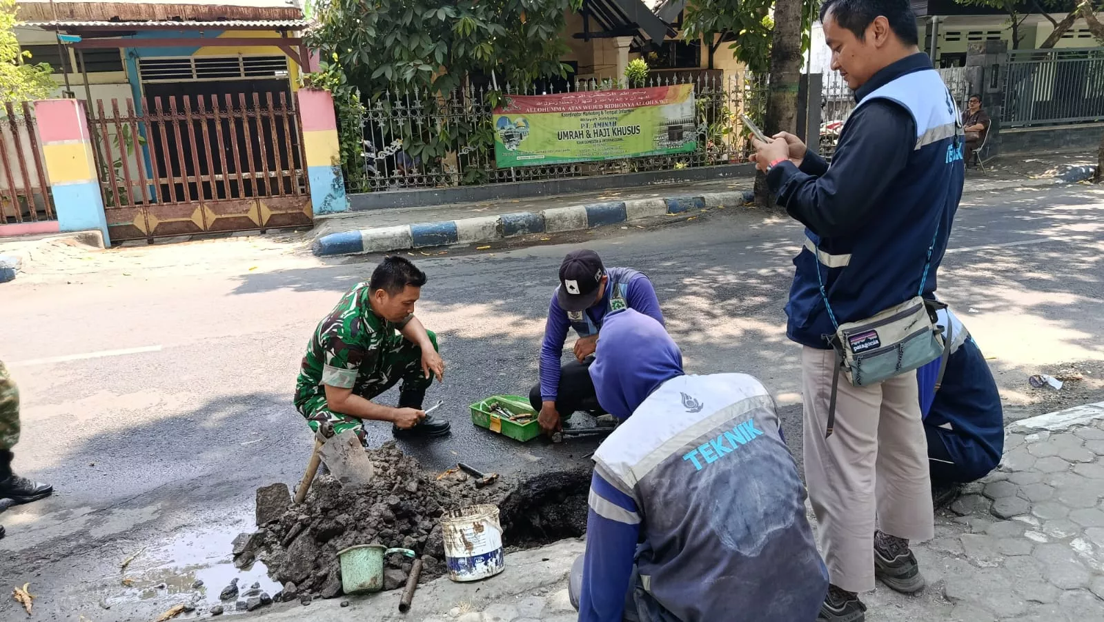 Babinsa Koramil Jombang Bantu Perbaikan Pipa PDAM Bocor