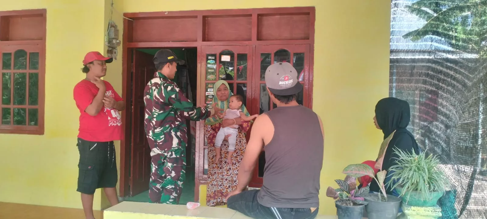 Babinsa Tembelang Intensifkan Komsos dengan Warga Bedahlawak