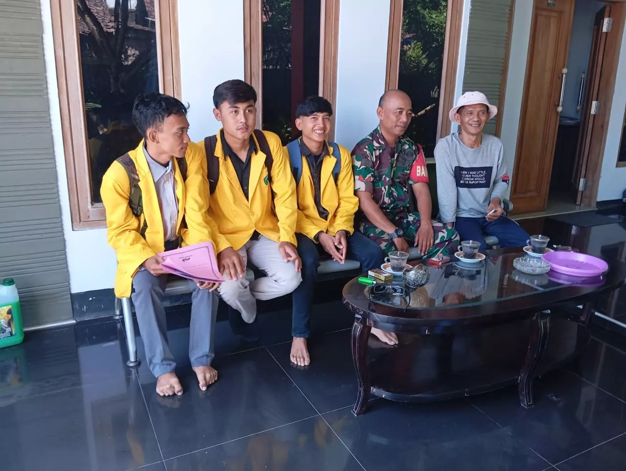 Babinsa Koramil Kabuh Intensifkan Komsos di Desa Manduro