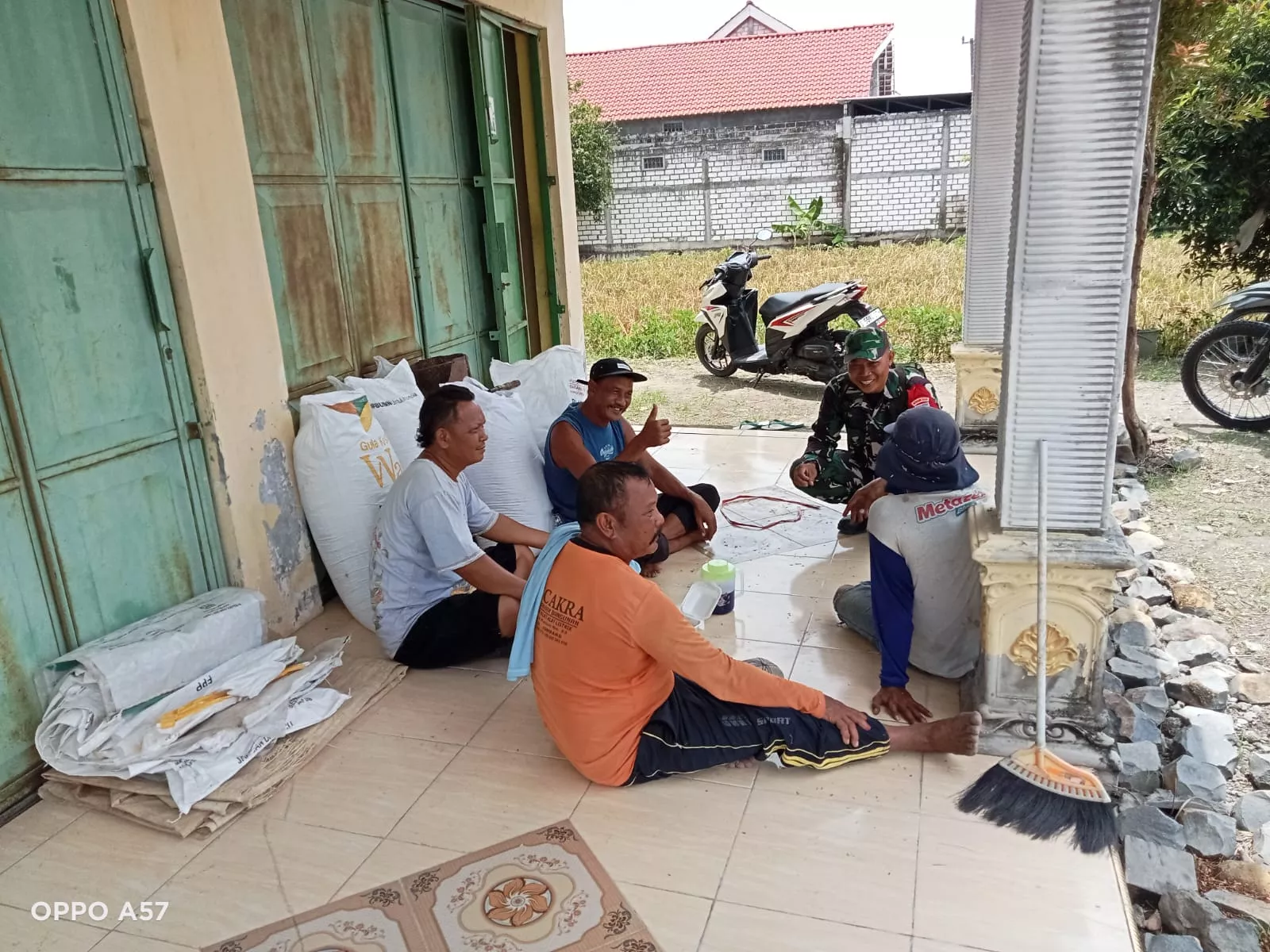 Babinsa Koramil Kabuh Dampingi Petani di Karangpakis