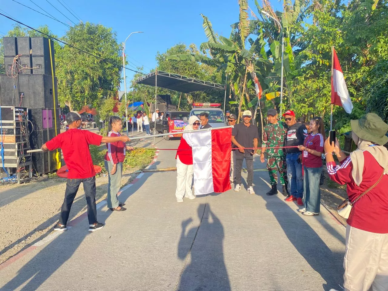 Babinsa Koramil Kabuh Kawal Jalan Sehat di Desa Marmoyo