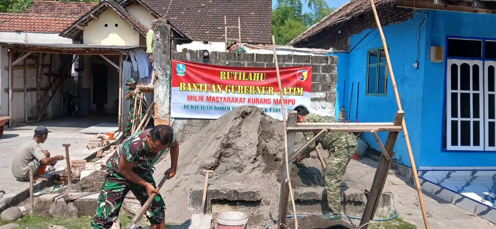 Babinsa dan Warga Kayangan Percepat Pembangunan RTLH